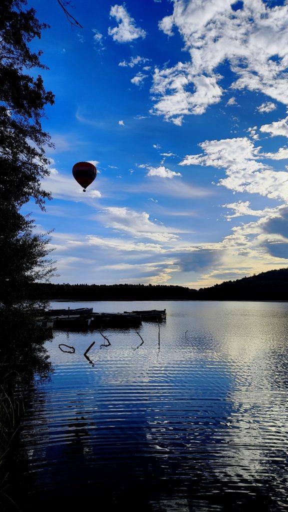 Peche lac aydat avec le passage d'une montgolfiere