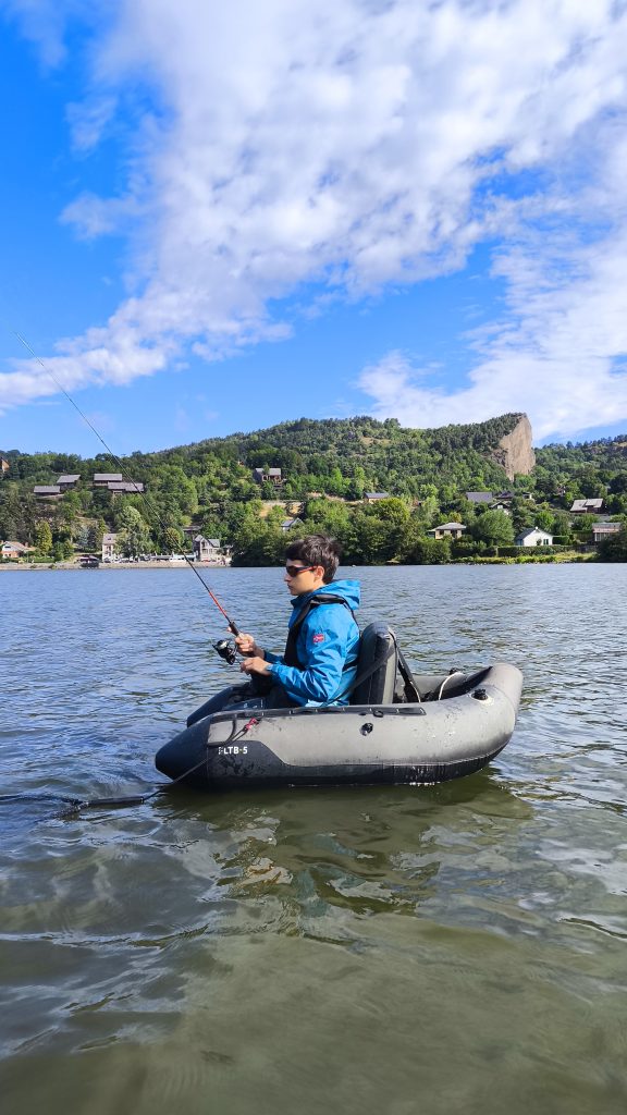 Pêcheur en float tube au lac chambon devant la dent du marais